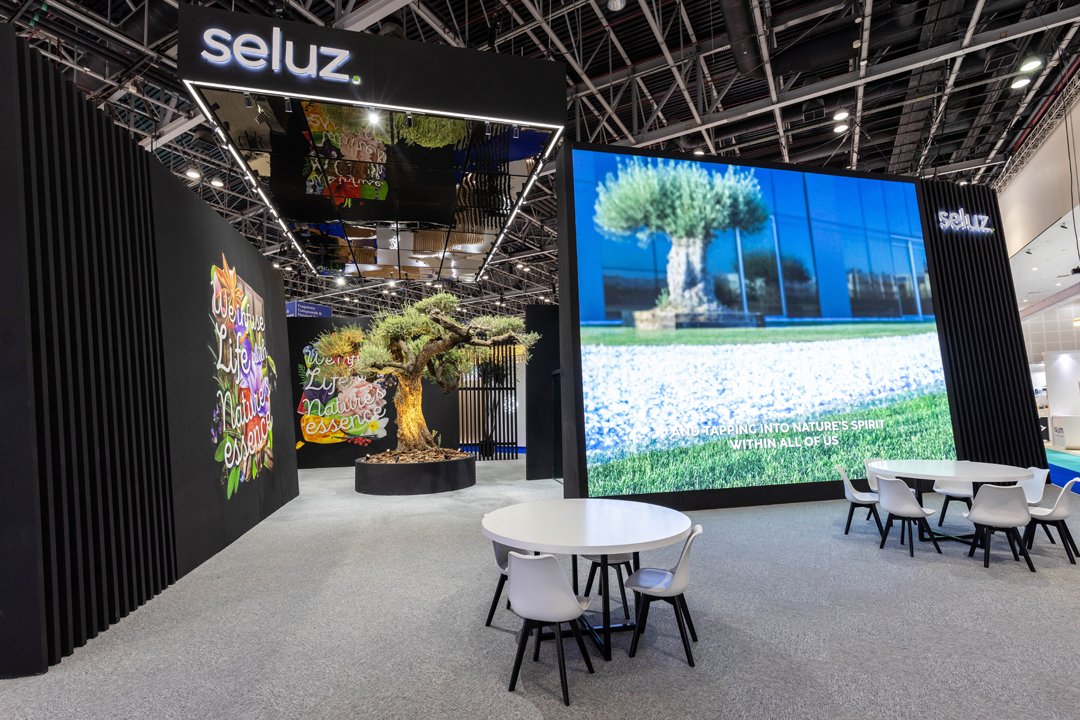 Seluz Stand — Full View